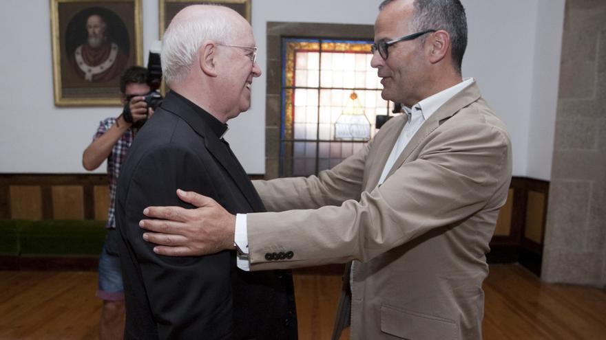 El conselleiro de Educación, Jesús Vázquez, este martes en un acto con el arzobispo de Santiago