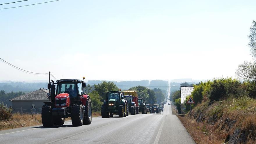 Los tractores, camino de Vilalba / Revista AFRIGA
