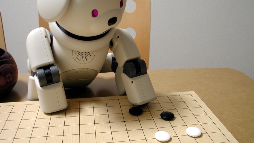 Aibo, jugando al igo, es una mascota robótica. 