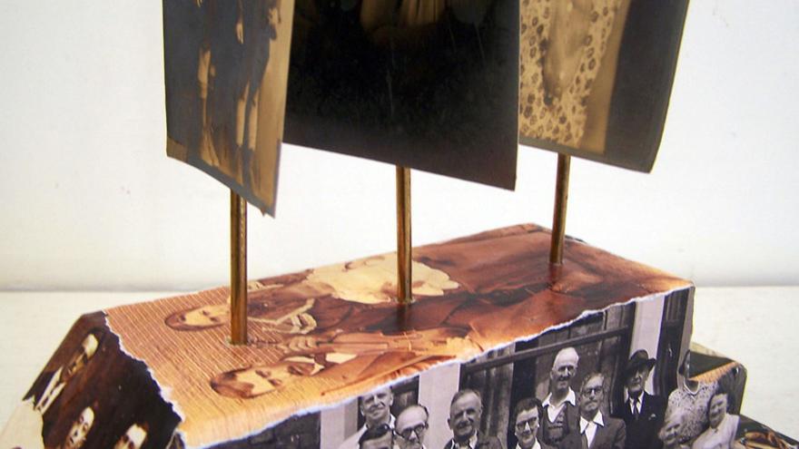 La artista de Vermont Janet Van Fleet creó un barco de madera y papel con antiguas fotografías