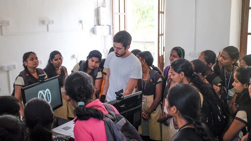 Ishac Bertran explicando la exposición 'Talking' a unas estudiantes en Goa (India)