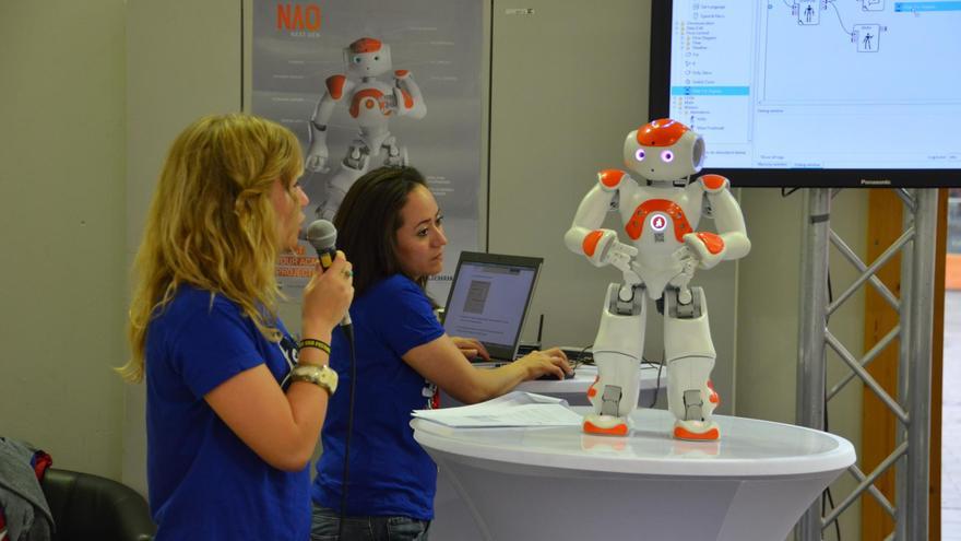 Desarrolladoras programando robots humanoides (Foto: tm-md, Flickr)