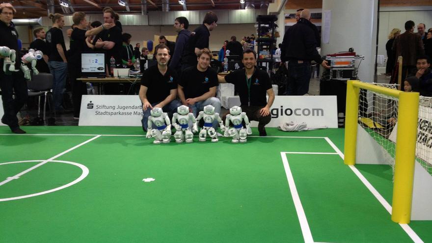 Equipo de robótica de la URJC en el GermanOpen de 2012 (Foto cedida por el equipo de robótica de la URJC a www.hojaderouter.com)
