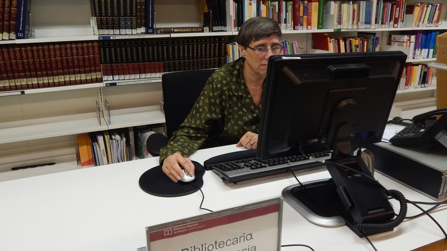 Matilde Martín, una de las bibliotecarias que responden a las preguntas de los usuarios.