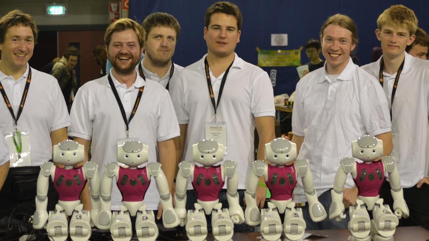 Equipo de robótica español- australiano MiPal (Foto: RoboCup2013, cedida a www.hojaderouter.com por el equipo de la Universidad Pompeu Fabra y Griffith University de Australia)