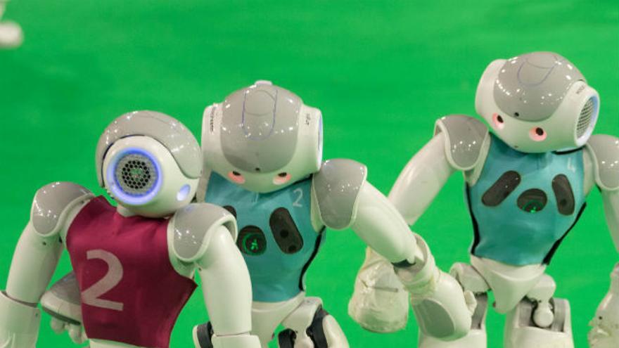 Robots humanoides juegan un partido en la GermanOpen de 2013 (Foto: jiuguangw, Flickr)