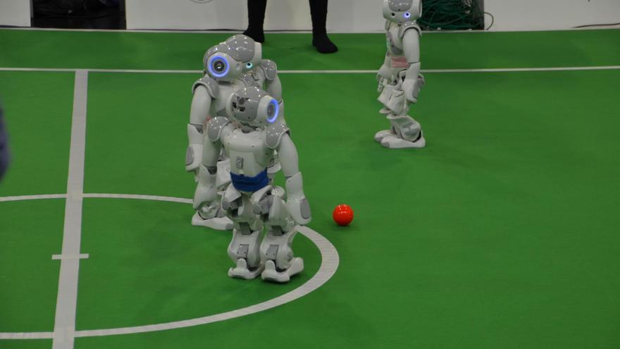 Robots humanoides juegan un partido en la GermanOpen de 2013 (Foto: tm-md, Flickr)