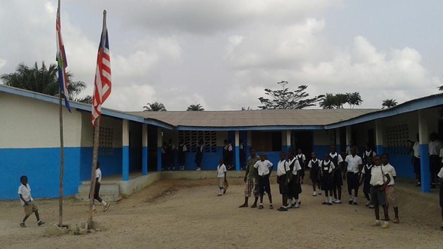 imagen del exterior de la escuela Fiaplay en Nimba County (Liberia)