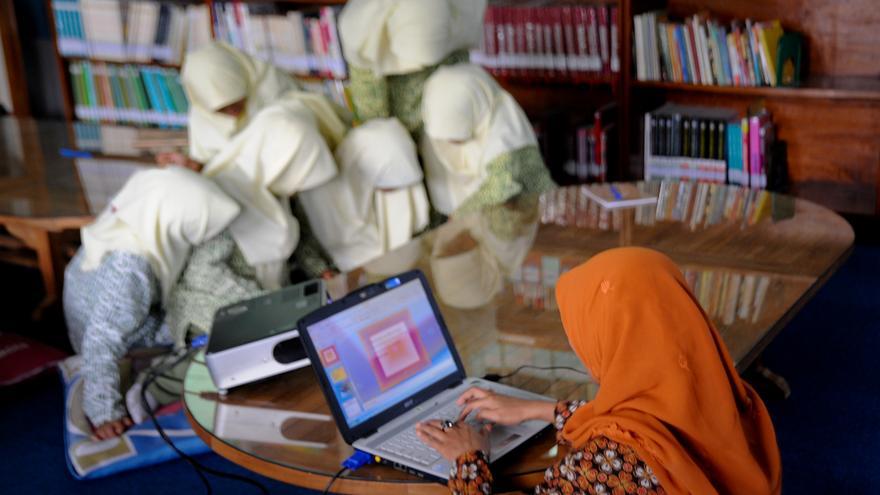 Una mujer indonesia utiliza un ordenador portátil. Purbo ha trabajado por la accesibilidad a internet de sus compatriotas (Imagen: Banco Asiático de Desarrollo)