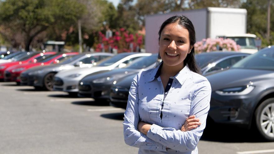 Alejandra en su primer día de trabajo en Tesla Motors (Imagen: Tesla Motors)