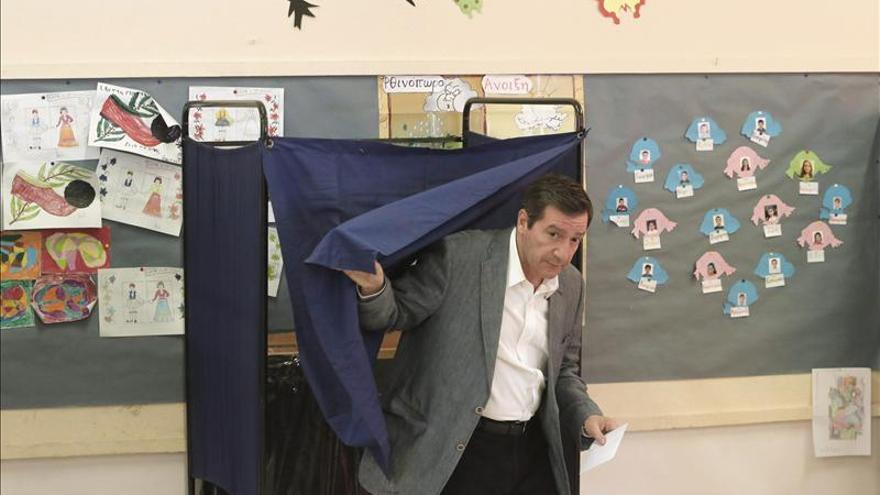 El alcalde de Atenas, George Kaminis, se dispone a votar en un colegio electoral.