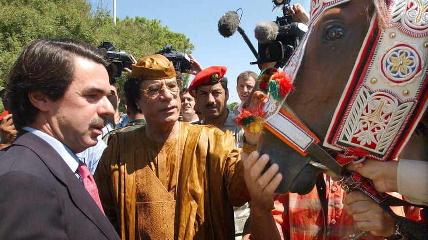Aznar, Gadafi y 'El Rayo del Líder', el caballo que el líder libio le regaló en su visita a Trípoli en 2003. Foto: Bernardo Rodríguez/EFE.