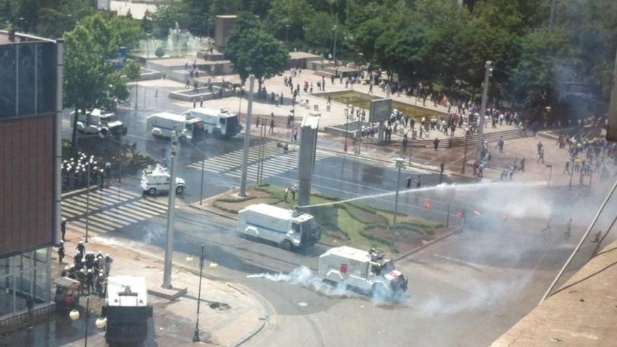 Cargas en la plaza Kizilay de Ankara contra una marcha fúnebre / @140journos