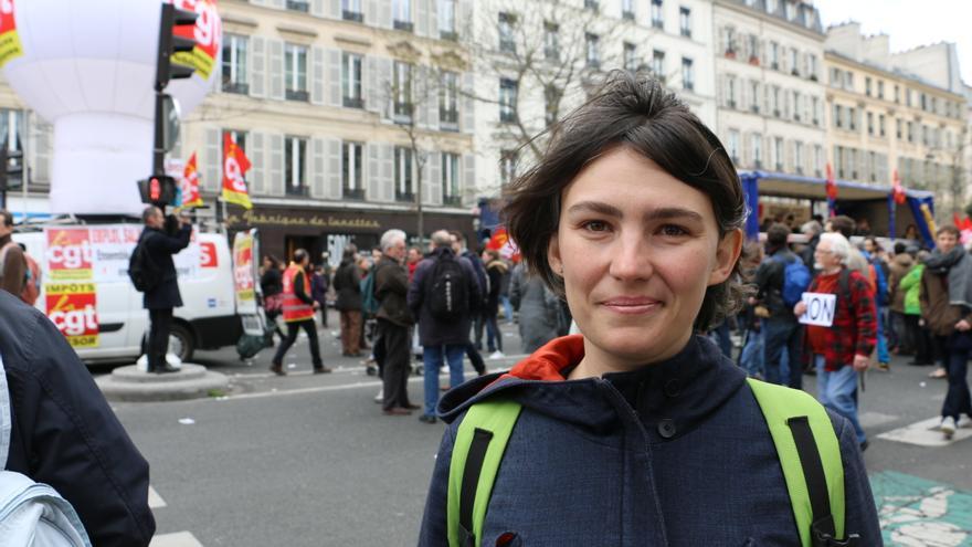 Charlotte, participante del movimiento Nuit Debout y trabajadora intermitente en la industria del cine, durante la manifestación del 9 de abril