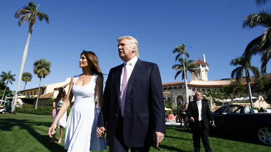 Donald Trump y su mujer en el complejo Mar-a-Lago del magnate en Florida. 