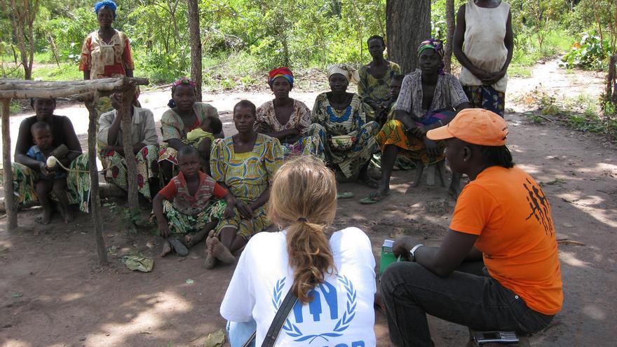 Foto: ACNUR. Los equipos de ACNUR ayudan a formar grupos de autoayuda con mujeres desplazadas internas de la República Centroafricana. 