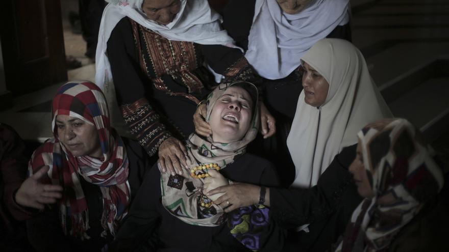 La familia de los cinco palestinos que resultaron muertos en un ataque de misiles israelÃ­es, durante el funeral en la Franja de Gaza / Khalil Hamra \ AP