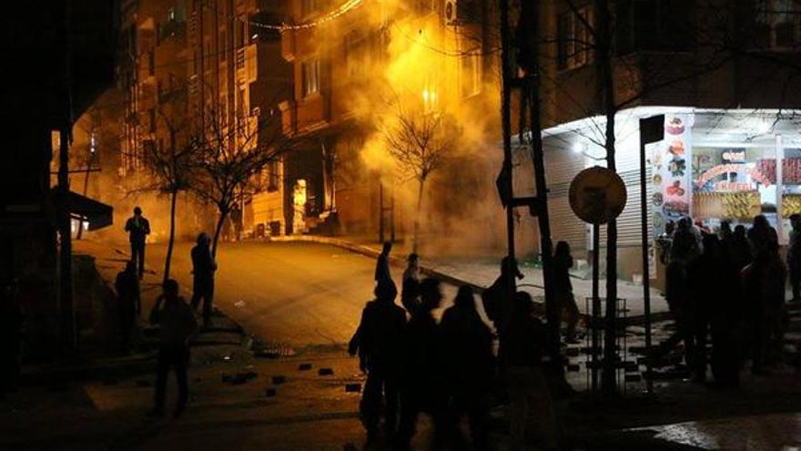 Represión en el barrio #GaziMahallesi de Estambul, esta semana. Foto: Seyri Sokak