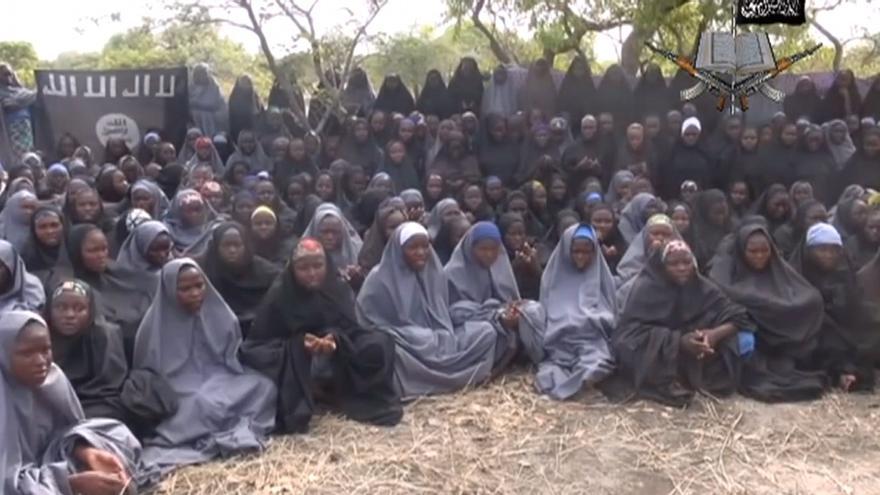 Imagen de las niñas secuestradas en el vídeo de Boko Haram al que ha tenido acceso AFP.