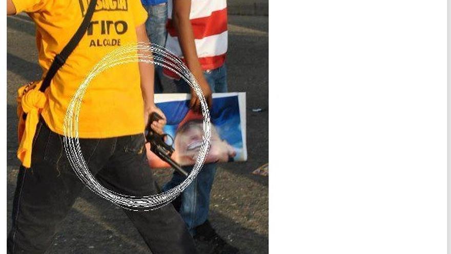 Imagen de un supuesto miembro de un grupo armado chavista, publicado en abril de 2013 en abc.es