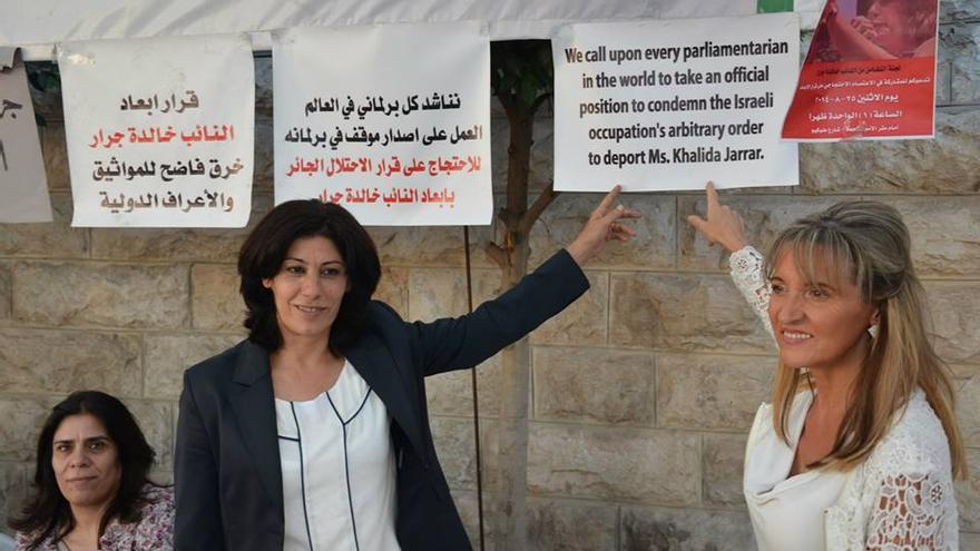 La parlamentaria palestina Khalida Jarrar, con Martina Ardenson, eurodiputada integrante de la delegación de la Izquierda Unitaria que ha viajado a Palestina
