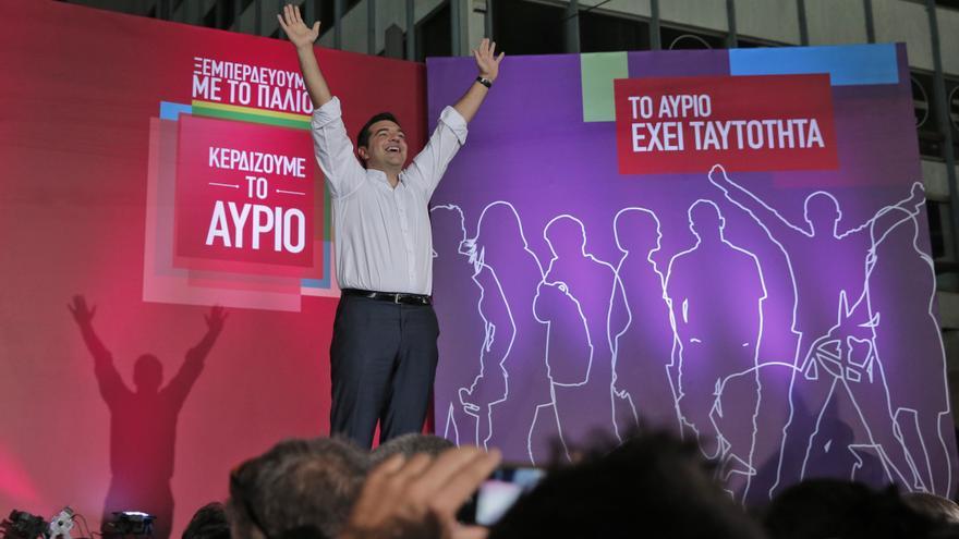 Syriza left-wing party leader and former Prime Minister Alexis Tsipras waves to his supporters before his speech at a pre-election rally in Athens, Friday, Sept. 18, 2015 Ciudad: Athens Pais: Grecia / Greece Autor: Lefteris Pitarakis Agencia: AP Photo