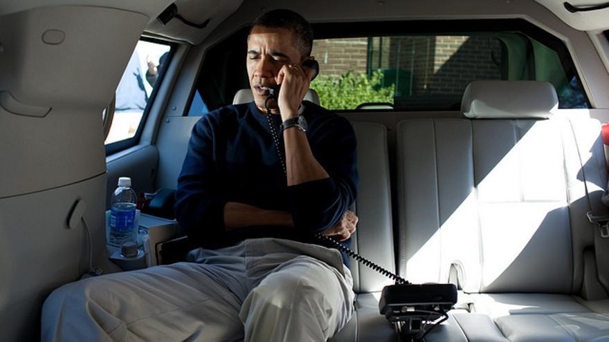 Obama al teléfono.