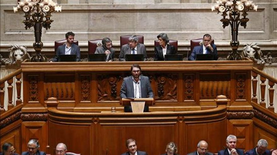 El líder del grupo parlamentario del Partido Comunista, Joao Oliveira (centro), ofrece un discurso durante una sesión parlamentaria en la que el gobierno presenta su programa en Lisboa (Portugal). EFE