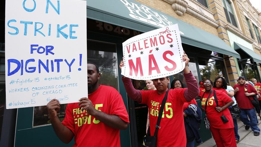 Protesta de trabajadores de una cadena de comida rápida en Chicago por el aumento del salario mínimo hasta 15 dólares por hora. Foto: Kamil Krzaczynski / Efe.
