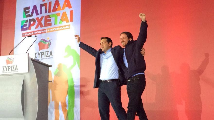 El líder de Syriza, Alexis Tsipras, y el secretario general de Podemos, Pablo Iglesias, en el escenario del mitin central de Syriza en Atenas, el 22 de enero de 2015. 