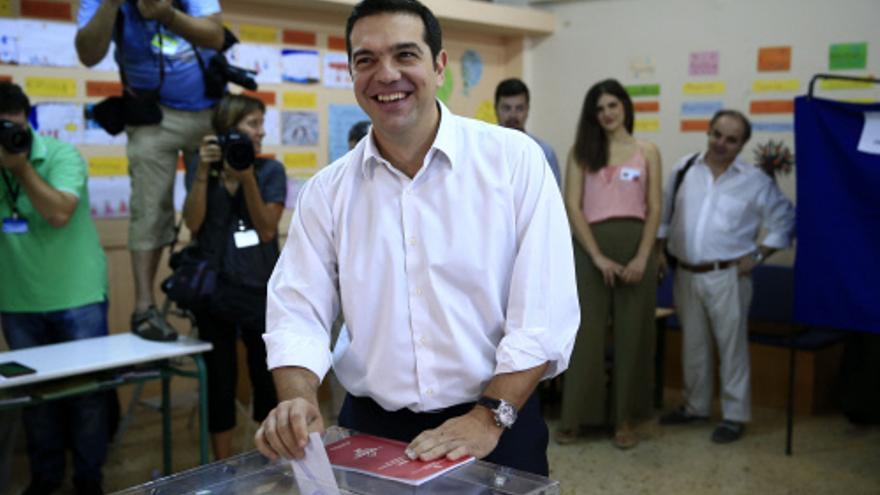 El líder de Syriza, Alexis Tsipras, vota en un colegio electoral de Atenas este domingo. / Lefteris Pitarakis - AP Photo.