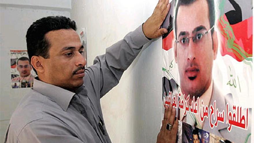 Uday Al Zaidi en Irak, con un cartel de su hermano 