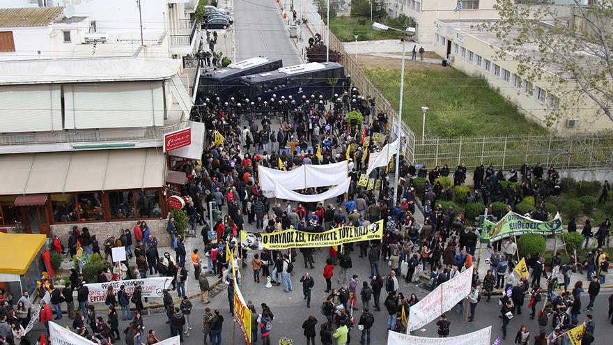 Dos autobuses de la policía bloqueaban el paso de los manifestantes antes de llegar a la prisión. Foto: Aitor Sáez