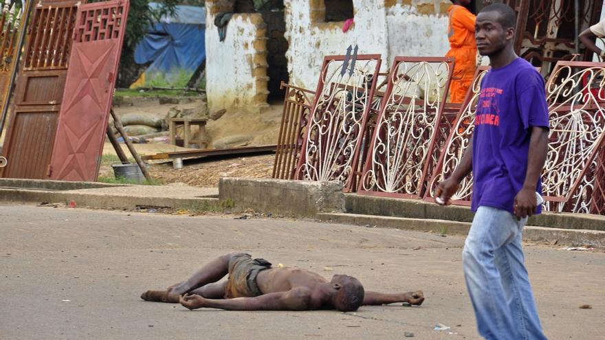 Un cuerpo yace sin vida en las calles de Liberia tras haber contraído el virus del ébola