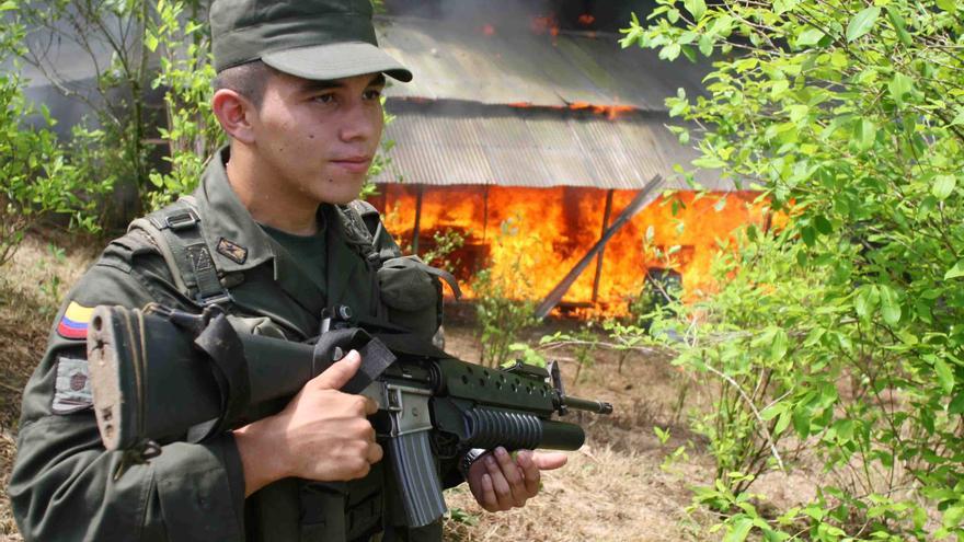 Un efectivo militar colombiano controla trabajos de erradicación de cultivos de coca cerca de la frontera con Ecuador, en 2006