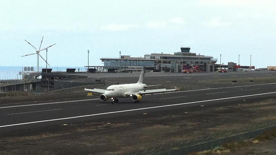 En la imagen, este sábado, 21 de junio, momento en que el primer avión de Vueling procedente de Barcelona aterriza en Mazo.