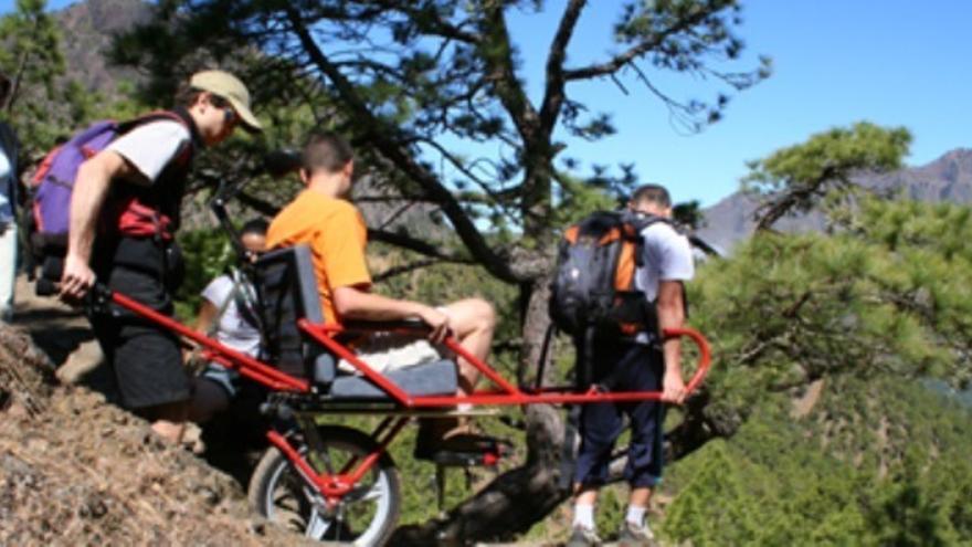 Imagen de archivo de varios excursionistas, en el mirador de La Cumbrecita, con una silla especial Joëlette con la que personas con movilidad reducida pueden practicar senderismo. Foto: Asociación de Turismo Rural Isla Bonita.