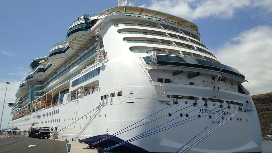 El crucero ‘Jewel of the Seas’, este viernes, el puerto de la capital. Foto: Autoridad Portuaria.