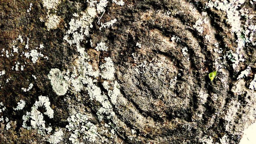 Petroglifo de círculos concéntricos perteneciente al complejo rupestre del Morro de Las Nieves. Foto: Miguel A. Martín.