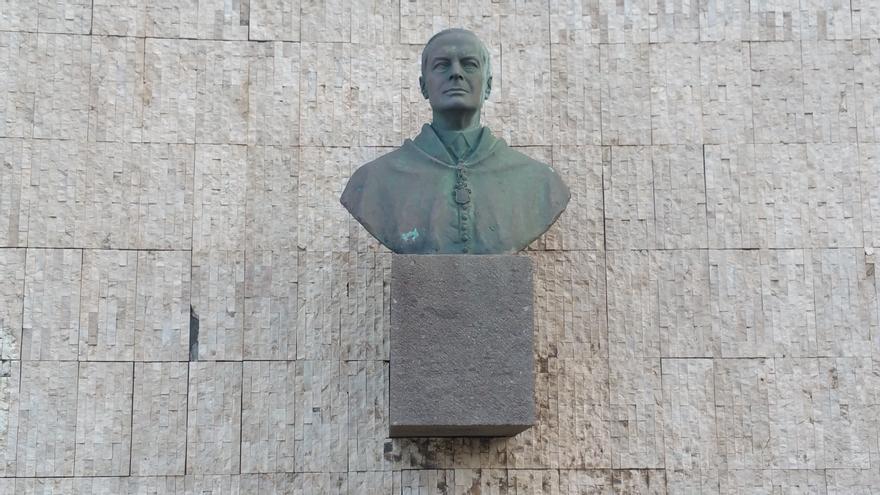En la imagen, busto de Blas Pérez, ministro de la Gobernación con Franco. Foto: LUZ RODRÍGUEZ.