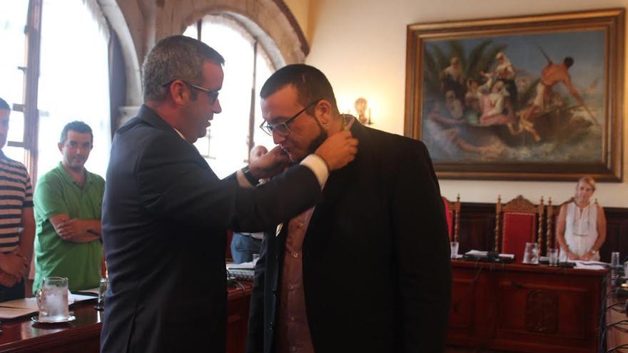 Juanjo Neris recibe la medalla de concejal de Sergio Matos. Foto: JOSÉ AYUT.