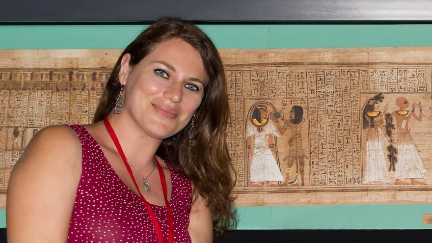 En la imagen, Mila Álvarez Sosa junto a un papiro del Libro de los Muertos, una de las piezas más relevantes de la colección que contiene láminas de oro. Foto: DAVID RODRÍGUEZ CAMACHO