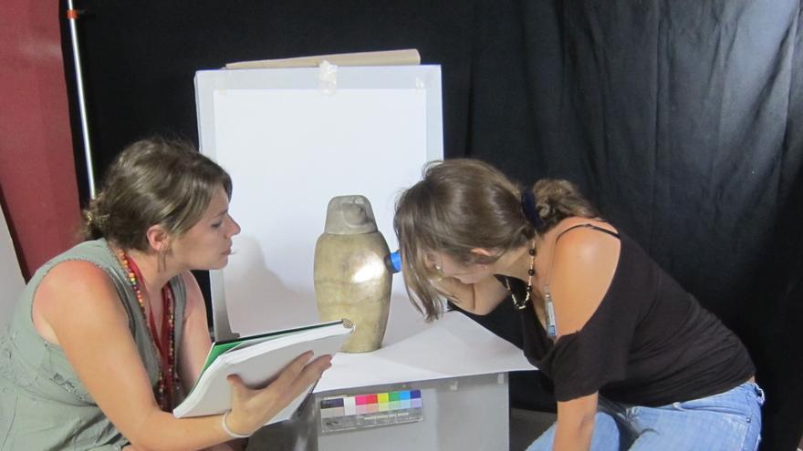 Las egiptólogas realizando el estudio de los vasos canopos destinados a conservar las vísceras del difunto. 