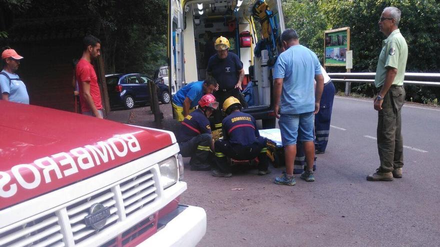Los bomberos trasladaron el senderista hasta la ambulancia del SUC. Foto: BOMBEROS LA PALMA.