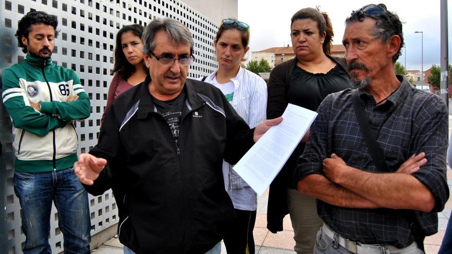 Manuel Cañada habla con sus compañeros del Campamento Dignidad antes de declarar ante los juzgados de Mérida / JCD