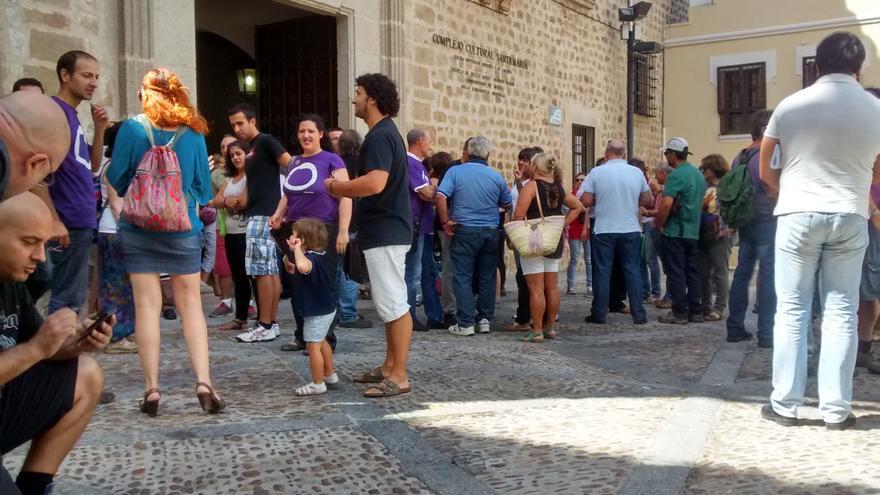Asistentes a la segunda asamblea de Podemos Extremadura, en Plasencia
