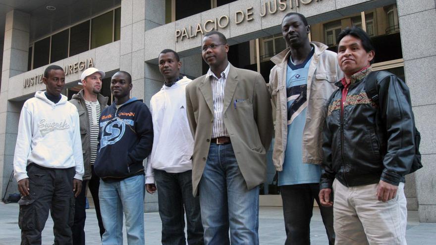 Inmigrantes estafados por la abogada vizcaína, en uno de los juicios en Bilbao./EDN