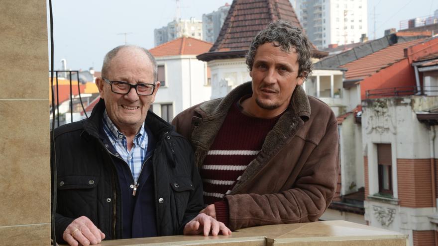 Martín Abrisketa junto a su padre, protagonista de su primera novela 'La lengua de los secretos'.