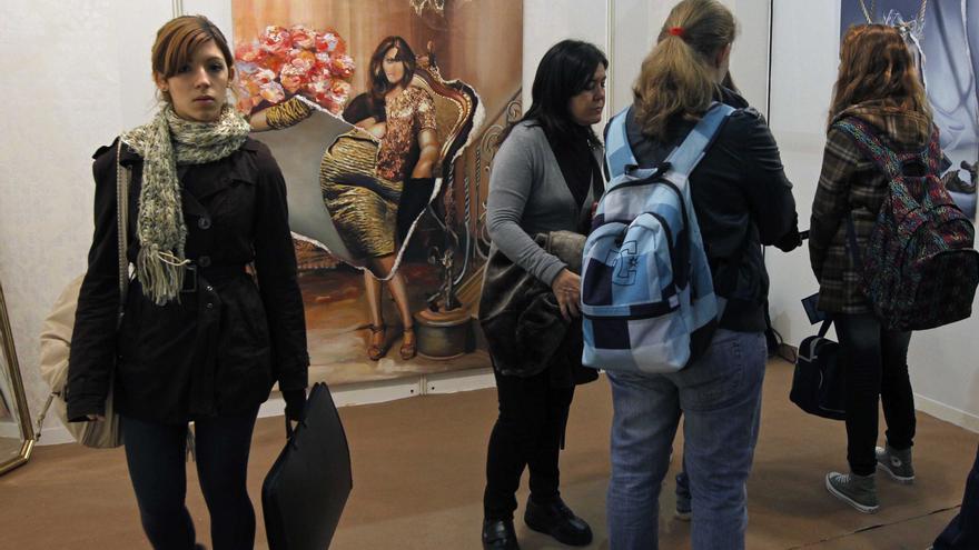 Varias mujeres visitando un museo