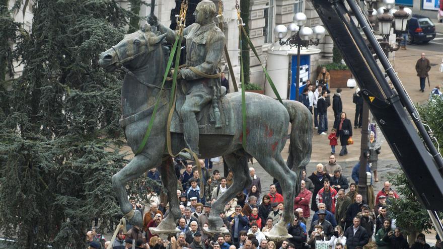 Retirada de la estatua ecuestre de Franco en el centro de Santander ante decenas de curiosos. | JOAQUÍN GÓMEZ SASTRE
